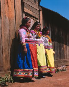 indigenas santa teresa pueblo tradicional vestimenta folklorica mujeres etnicas